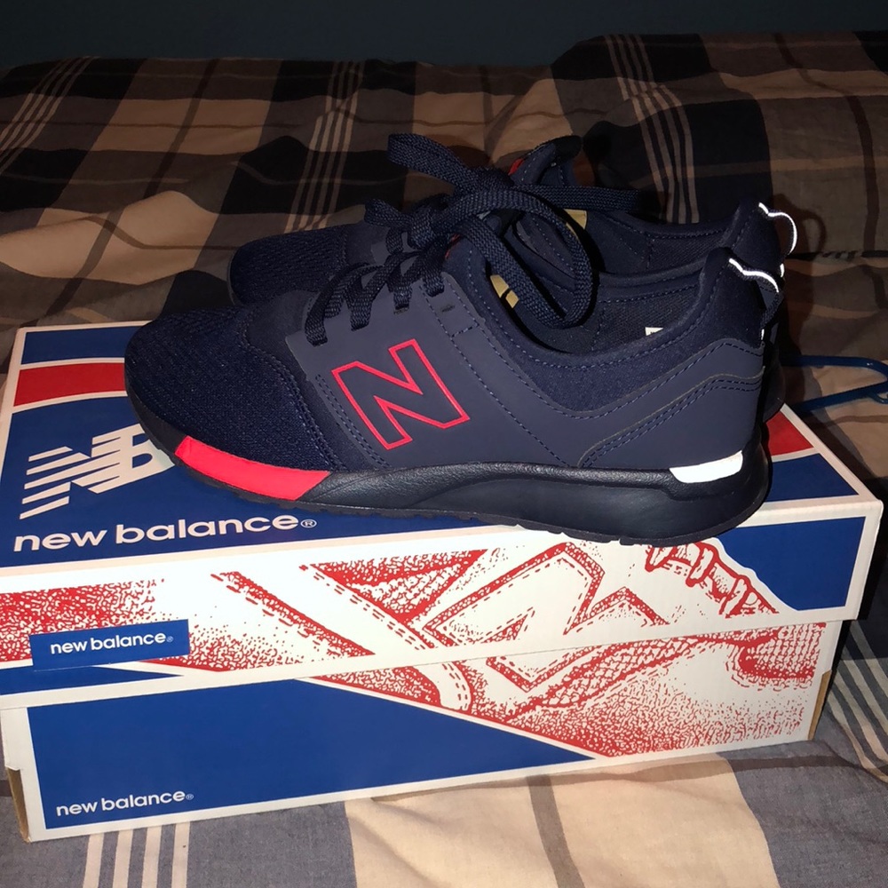 SOLD New Balance 247 Size 5Y